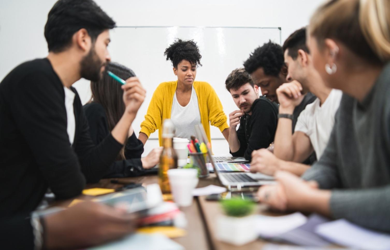 Espace de travail moderne avec ordinateur et documents financiers