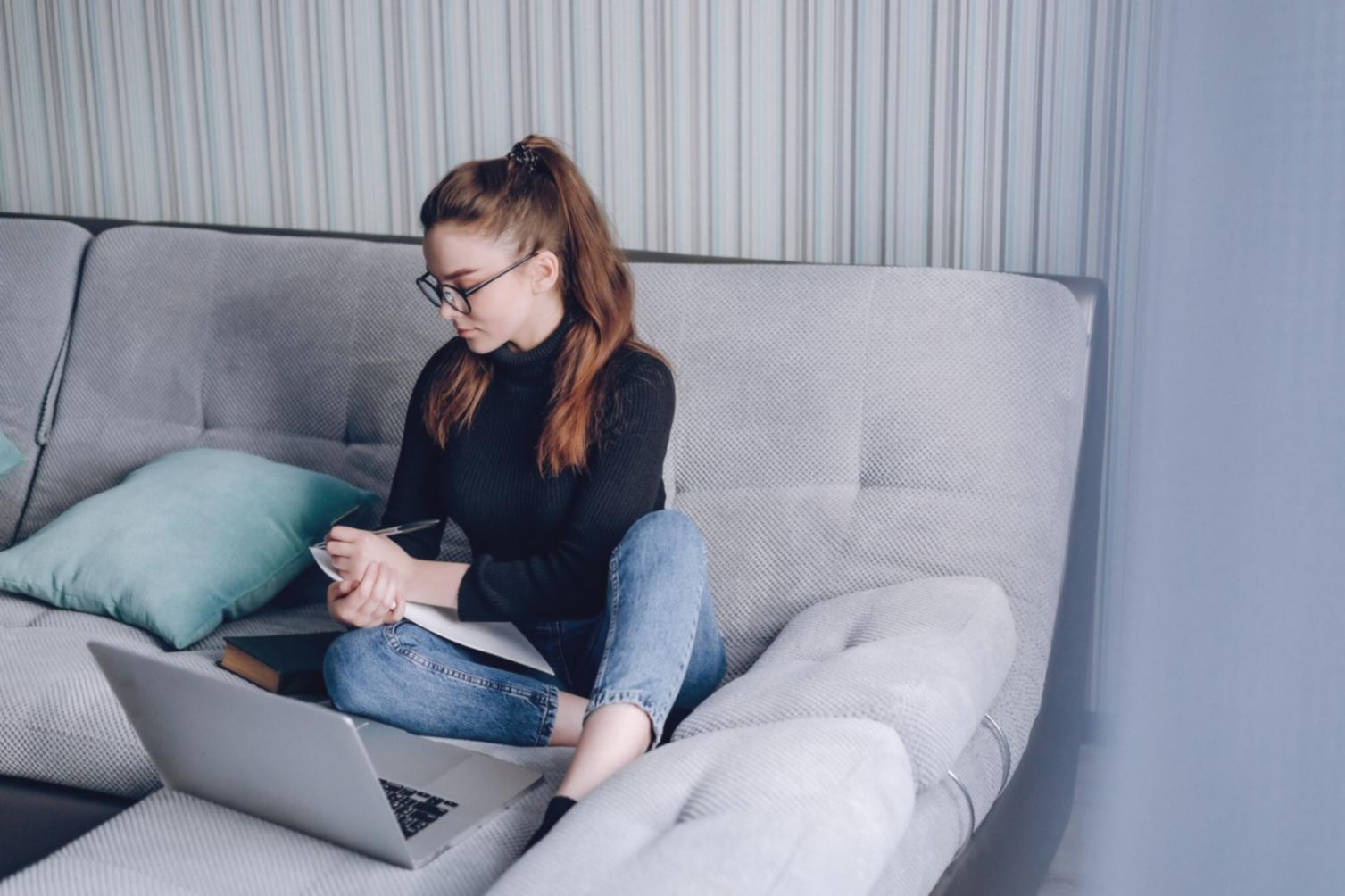 Espace de travail organisé avec documents financiers